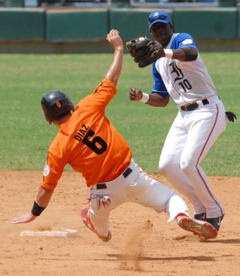 Bien por Aledmis y Robelio, en tope ante Puerto Rico